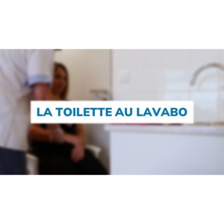 La toilette au lavabo