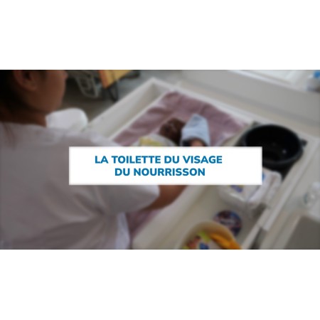 La toilette du visage du nourrisson