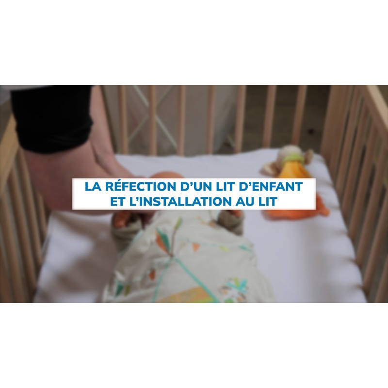 La réfection d'un lit d'enfant et l'installation au lit